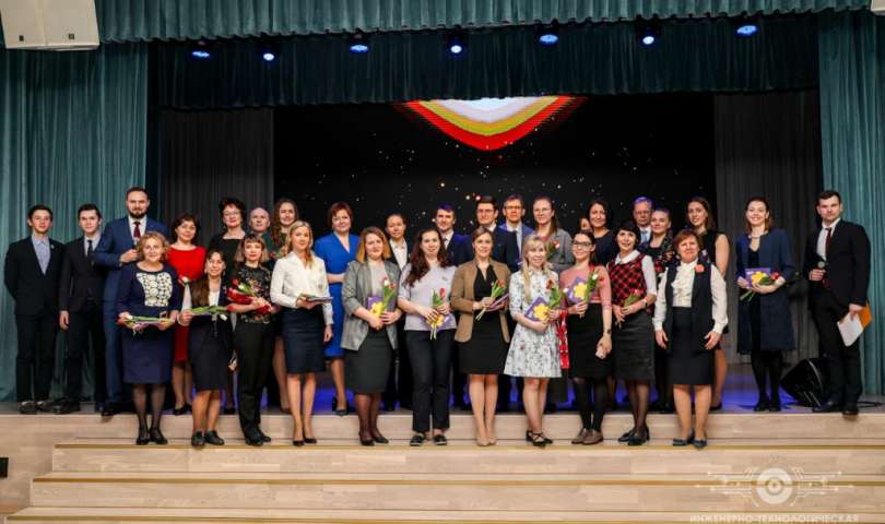Мужской коллектив школы поздравил женщин с праздником 8 Марта